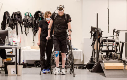 Un caso revoluciona el mundo, 12 años después hombre tetrapléjico volvió a caminar gracias a la inteligencia artificial