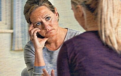 La madre controladora y los efectos negativos en sus hijos