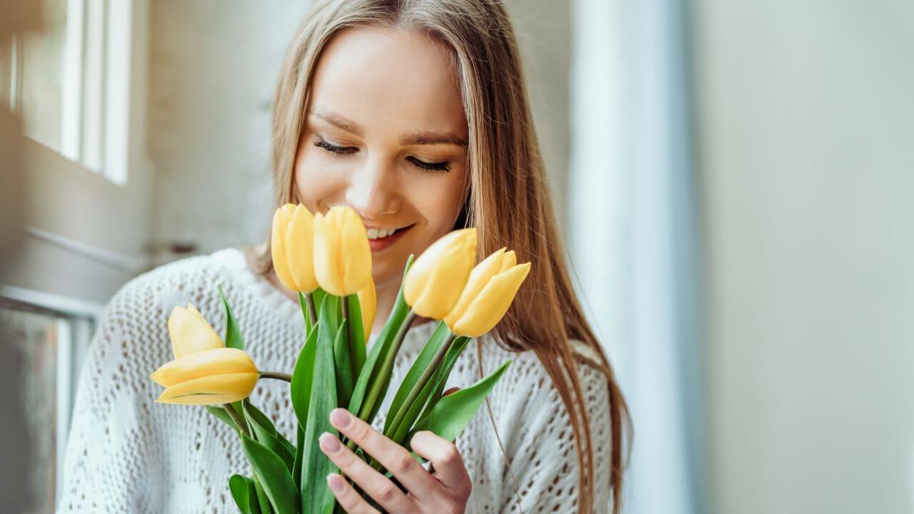 ¿Qué día y por qué se regalan flores amarillas en septiembre en Colombia?