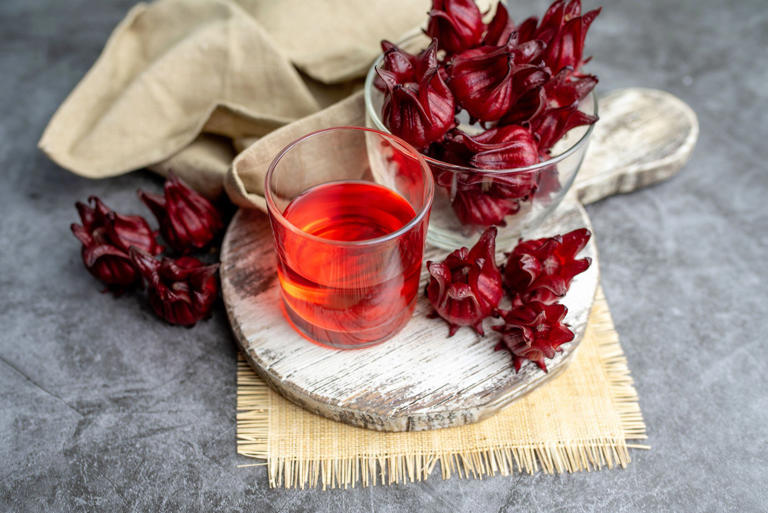 ¿Para qué sirve la flor de jamaica? 3 beneficios para la salud por tomarla ¿Para qué sirve la flor de jamaica? 3 beneficios para la salud por tomarla