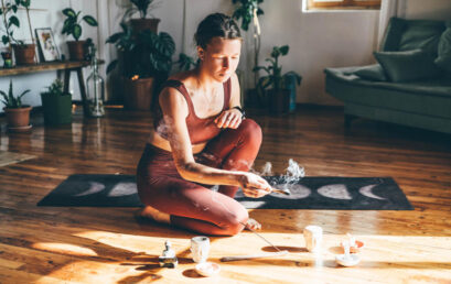 Mejores rituales y amuletos para alejar la envidia en el trabajo, según la astrología