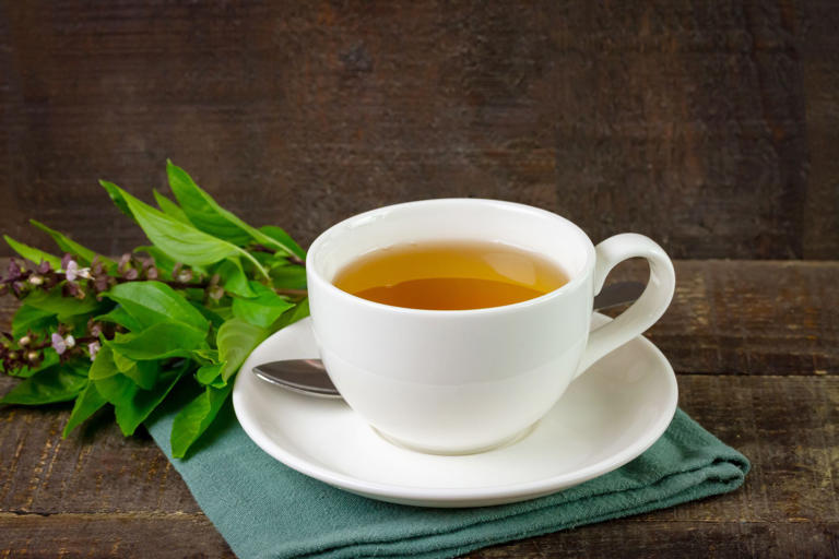 Beneficios de tomar té de albahaca: 5 malestares relacionados con el estómago que curaría
