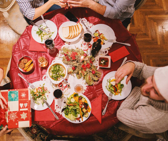 Oración especial para rezar en la cena de Navidad: así pueden bendecir los alimentos