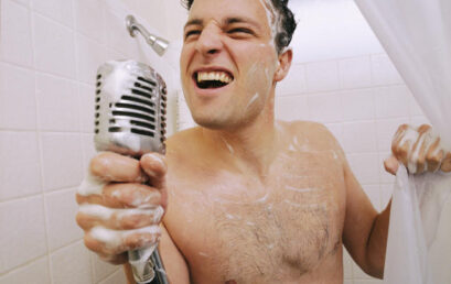 La psicología desveló que significa que una persona se bañe escuchando música