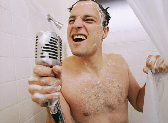 La psicología desveló que significa que una persona se bañe escuchando música