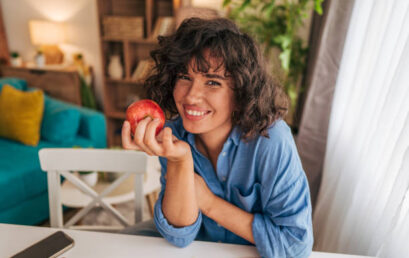 La manzana protege el corazón, mejora la microbiota y ayuda a controlar el azúcar: por qué comerla con cáscara hace la diferencia