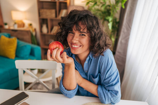 La manzana protege el corazón, mejora la microbiota y ayuda a controlar el azúcar: por qué comerla con cáscara hace la diferencia